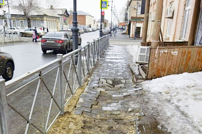 В Оренбурге на улице Пролетарской провалилась плитка, которую уложили осенью прошлого года