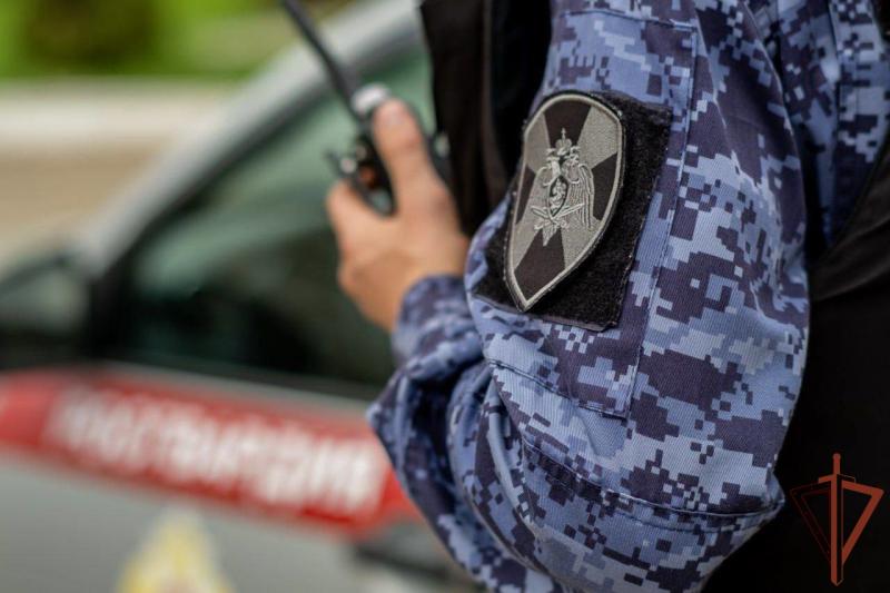 В самарской школе росгвардейцы обезвредили неадекватного мужчину