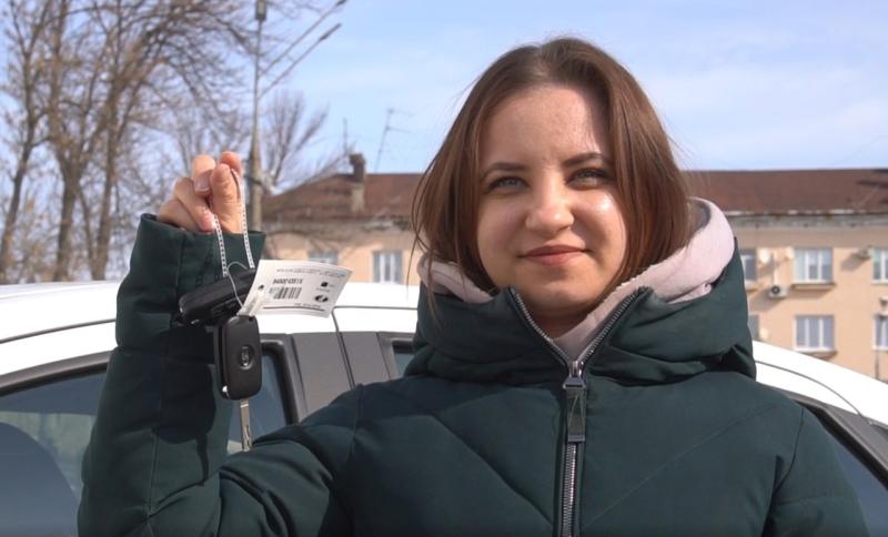 "Это моя первая машина": участница викторины "За родное - за свое" из Тольятти получила LADA Vesta