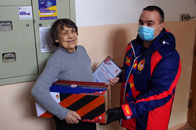 В Самаре ветеранов армейского спорта снабдили продуктами