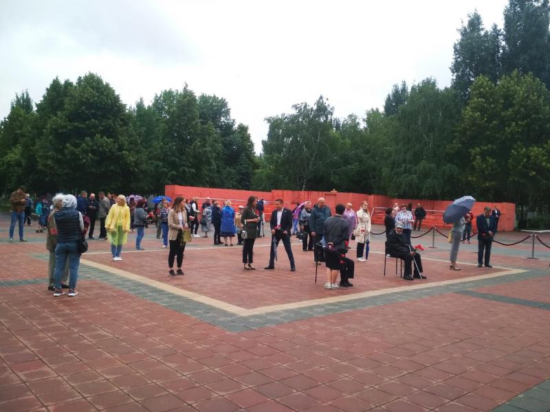 Губернатор Дмитрий Азаров возложил цветы к мемориальной стене в парке Победы