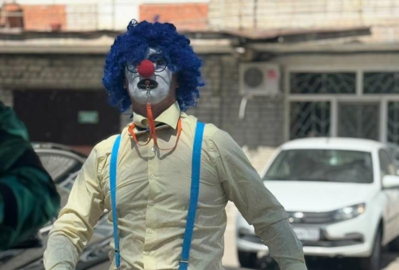 Шоу высотою в четыре этажа: для маленьких пациентов онкологического отделения устроили представление