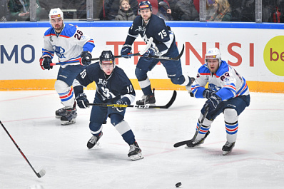 Хоккейная "Лада" крупно уступила лидеру чемпионата