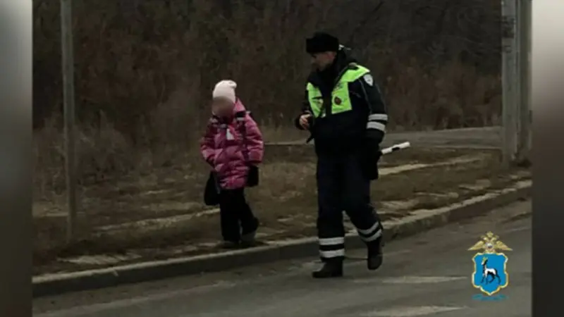 В Самарской области полицейские спасли первоклассницу от холода и отвезли домой 