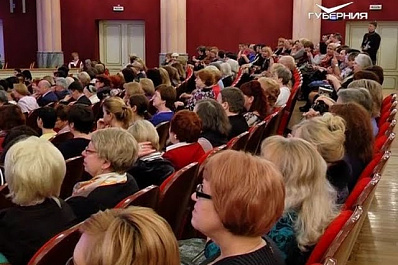 Дмитрий Азаров наградил 8 выдающихся женщин региона за значительный вклад в развитие области