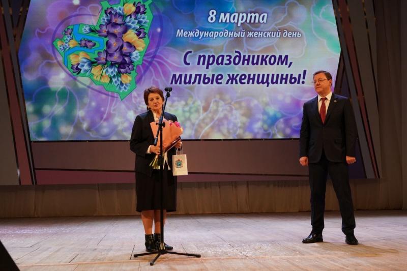 Дмитрий Азаров поздравил женщин региона с наступающим 8 Марта