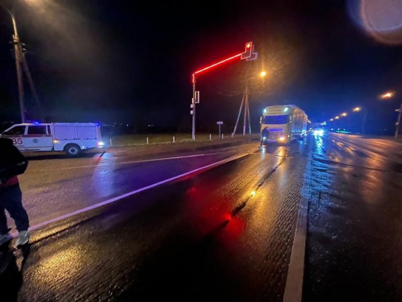 На трассе в Самарской области большегруз на светофоре протаранил Largus