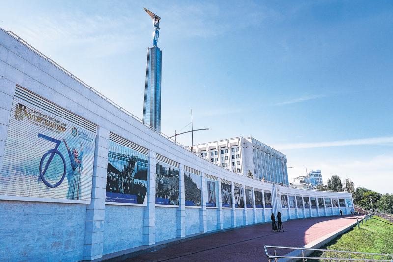 На площади Славы открылась выставка к 70-летию Волжского народного хора