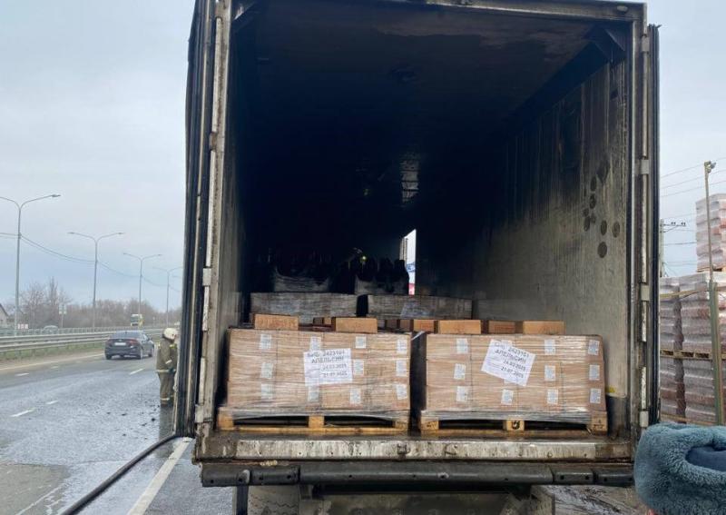 В Самарской области на трассе полыхал грузовик с лимонадом