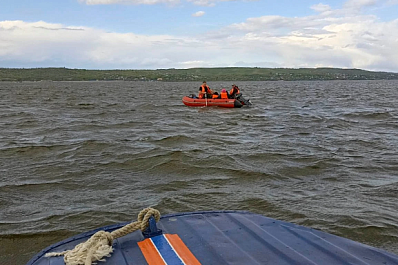 Течение уносило все дальше: в Самарской области спасатели вытащили из Волги сломанную лодку со взрослыми и детьми 