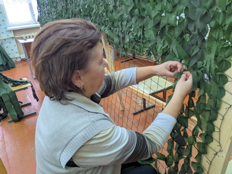 Волонтерская команда из Новокуйбышевска сплела более 1500 маскировочных сетей