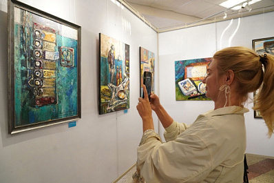 Самовар и пироги на фоне солнечных пейзажей: в Самаре проходит персональная выставка Анны Сливковой