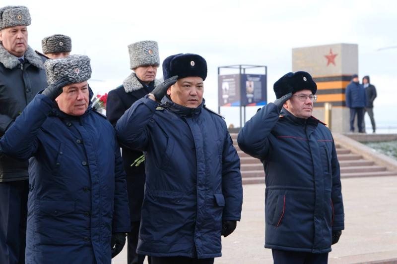 Участники "Школы героев" вместе с жителями области почтили память Героев Отечества