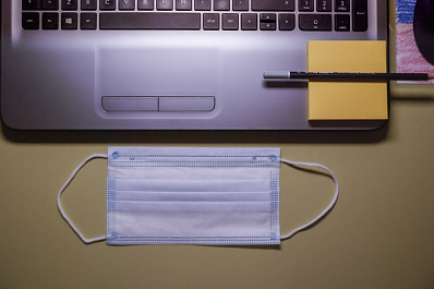 Минтруд рекомендует временно отстранять невакцинированных работников, находящихся в "группе риска"