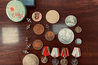 Житель Самары нашел в подвале дома на Красноармейской медали и значки времен СССР