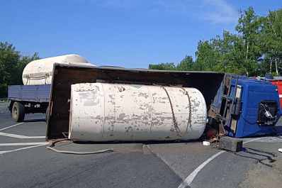 В Самарской области на трассе опрокинулся КамАЗ
