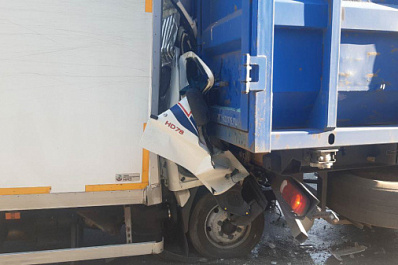 В Самарской области в ДТП на трассе погиб водитель грузовика