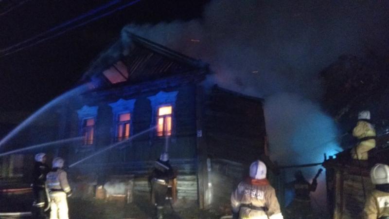 В Самаре загорелся двухэтажный деревянный дом