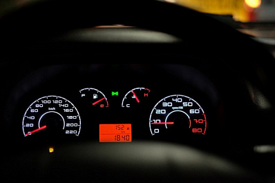 В Самарской области мужчина угнал машину и улетел на ней в кювет