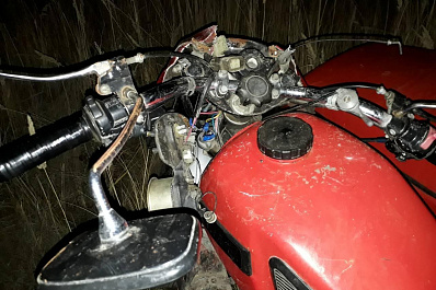 Мотоциклист без прав и шлема погиб на трассе в Самарской области, врезавшись в столб