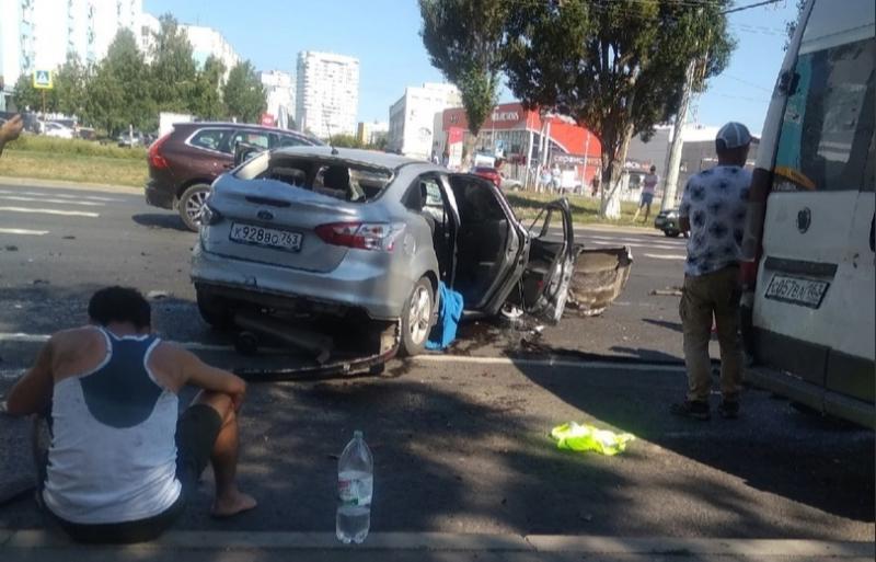 В Самаре 18 июля у ТЦ "Империя" столкнулись два автомобиля и автобус