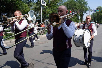 В Самаре марш-парад оркестров на Волжском шоссе открыл фестиваль "На сопках Маньчжурии"