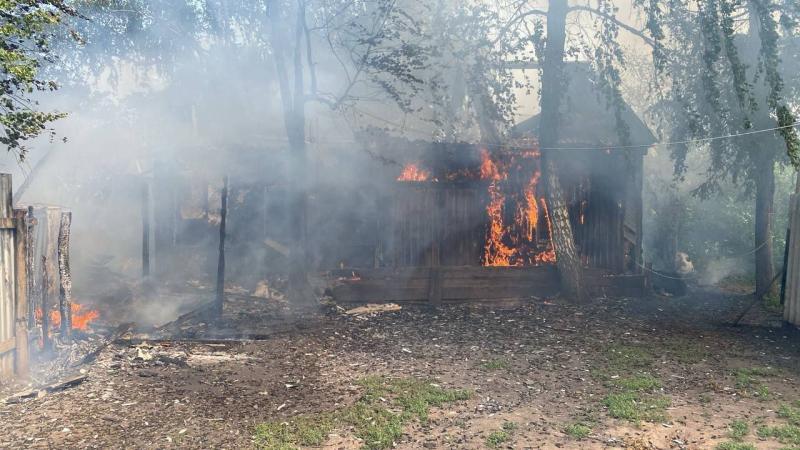 В Самарской области пламя охватило жилой дом на площади в 100 "квадратов"