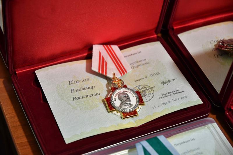 В преддверии Дня России Дмитрий Азаров вручил государственные награды жителям губернии
