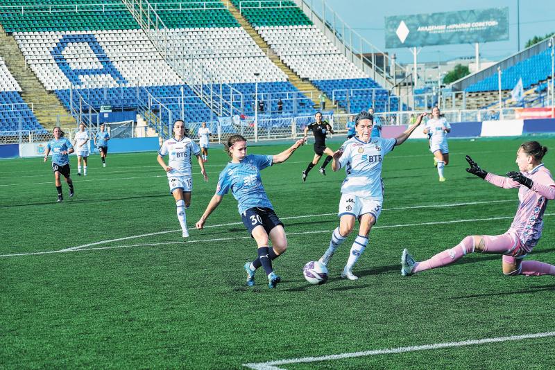 Первая победа в сезоне: женская футбольная команда "Крылья Советов" с крупным счетом обыграла соперниц