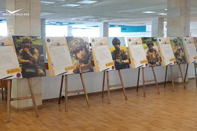 В Самарской областной библиотеке открылась выставка о событиях, которые происходят "за ленточкой"