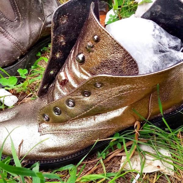 В Самарской области в лесу нашли свалку с новой обувью