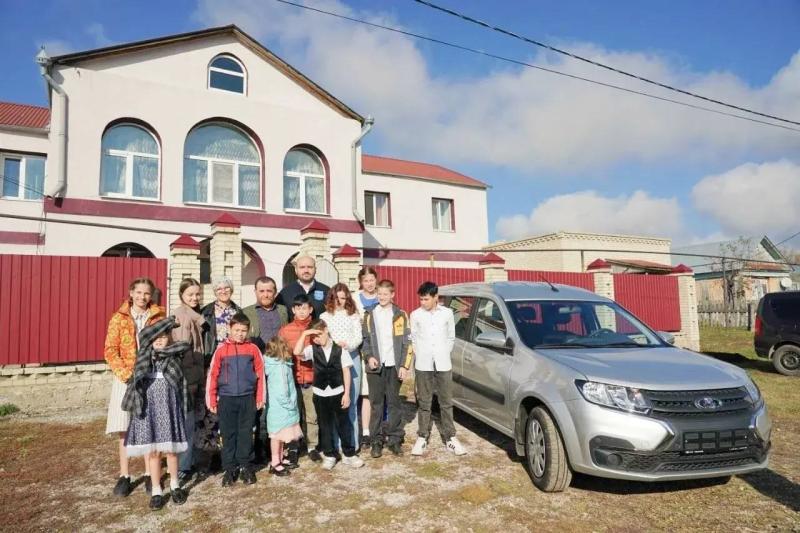 Автомобиль – родителям, велосипеды – детям: губернатор Вячеслав Федорищев посетил приемные семьи в Кошкинском районе