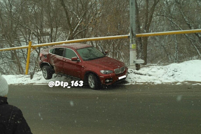 В Новокуйбышевске BMW X6 влетела в дорожное ограждение