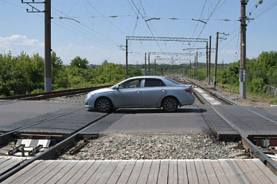 Поезд задел автомобиль, оставленный около железнодорожных путей 