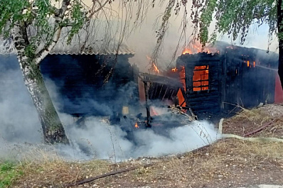 В Октябрьске 5 сентября сгорел заброшенный дом