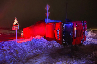 В Самарской области ночью 20 декабря на трассе опрокинулся большегруз