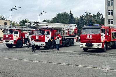 В Сызрани сотрудники МЧС организовали выставку и рассказали о службе в честь 35-летия ведомства