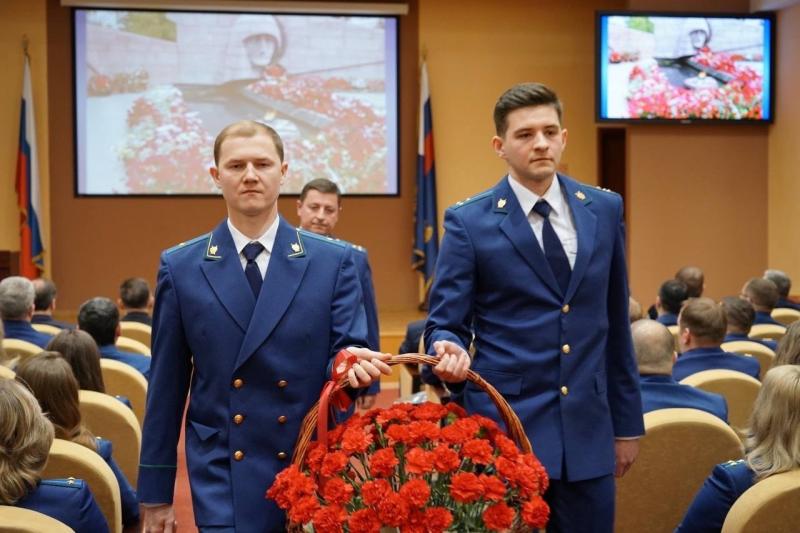 Дмитрий Азаров поздравил сотрудников прокуратуры с профессиональным праздником