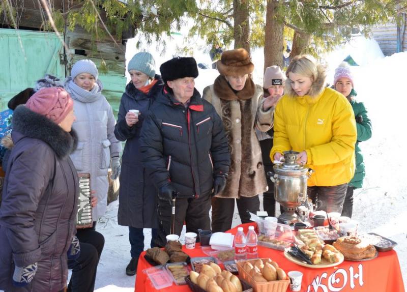 Волонтеры Самарской области устроили праздник во дворе фронтовика