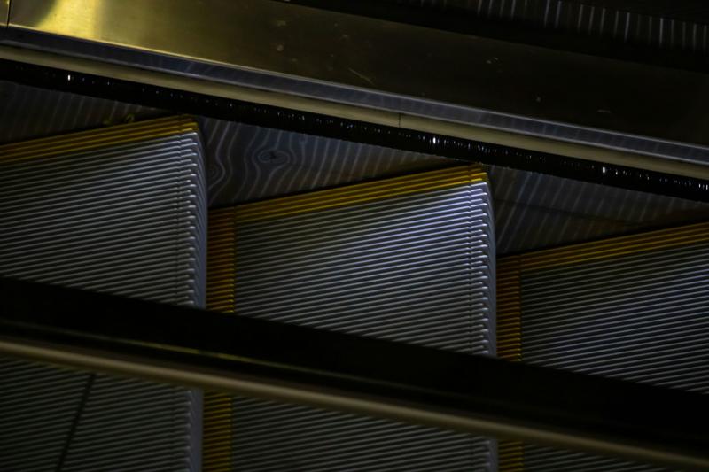 Двухлетний мальчик, которому защемило руку в эскалаторе, останется инвалидом