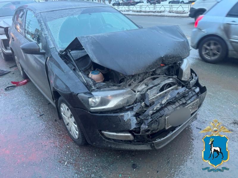 В Тольятти пенсионер на "семерке" протаранил Geely