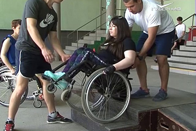 В областном социально-оздоровительном центре адаптируют людей с ОВЗ к передвижению по городу