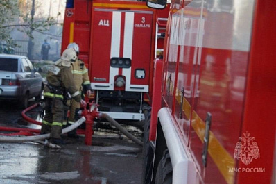 В Самаре очевидцы потушили пожар в крупном магазине мебели