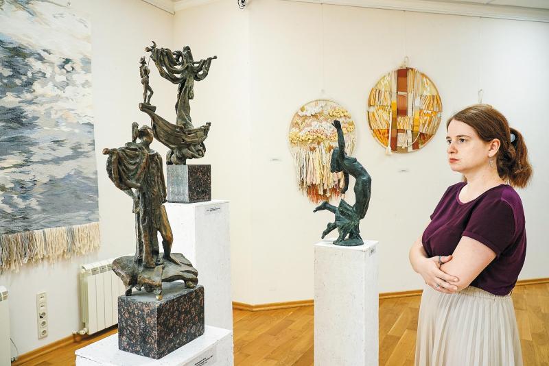 Скульптура и гобелены: в Самаре проходит выставка "Статика в динамике"