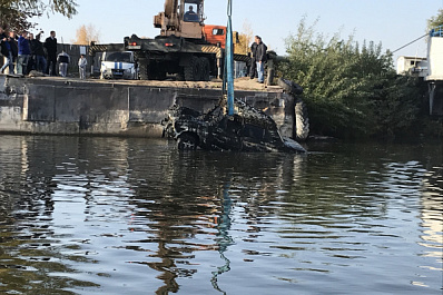 Полицейские разбираются в загадочной истории с найденным на дне Волги автомобилем