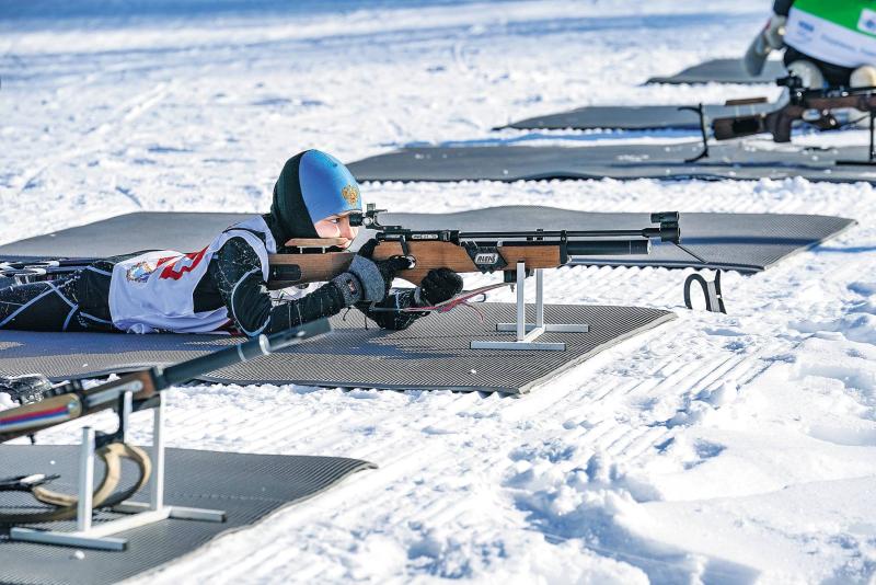 Гонки со стрельбой: в Камышле провели последние в зимнем сезоне областные соревнования по биатлону