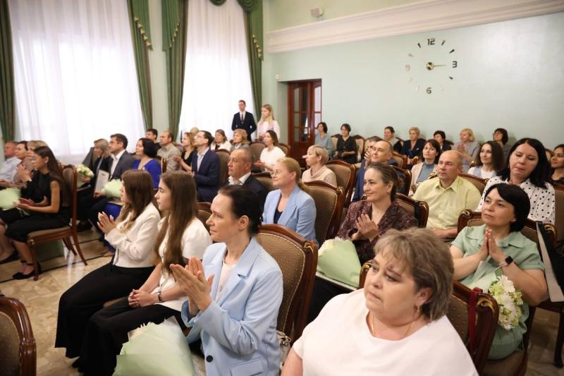 Вячеслав Федорищев вручил медали отличникам