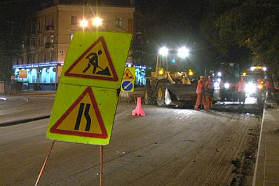 На улице Урицкого приступили к укладке верхнего слоя асфальта