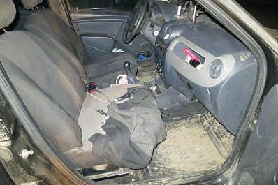 Четверо пьяных жителей Самарской области угнали такси, угрожая саблей, и устроили дебош