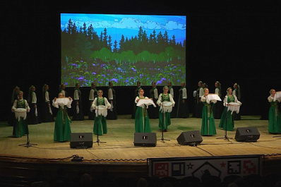 На самарской сцене артисты Омского русского народного хора  показали шоу с элементами виртуальной реальности